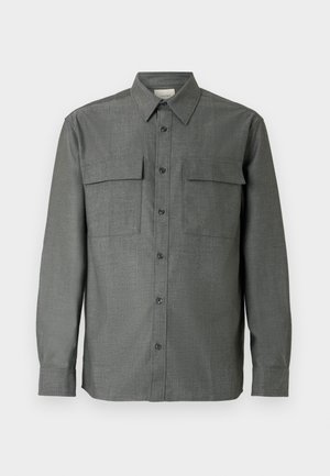 Pilka marškinių tipo palaidinė su struktūruotu apykakliu, dviem krūtinės kišenėmis ir ilgomis rankovėmis su sagutėmis manžetėse; tekstūruota audinio apdaila.