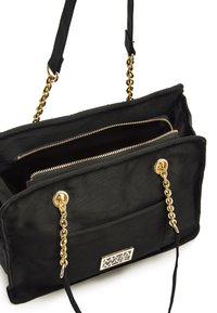 Borsa a tracolla nera in tessuto con dettagli in catena dorata, doppie tasche con zip e un'etichetta con il logo. Il design presenta una forma strutturata con una morbida texture.