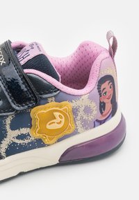 Des baskets bleues et roses présentent un design étincelant, un graphique de personnage, une étiquette d'accent jaune et une semelle violette. Sangle ajustable pour un bon ajustement.