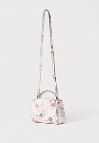 Bolso blanco con patrones florales rosas, herrajes dorados, asa superior y correa de hombro larga ajustable.