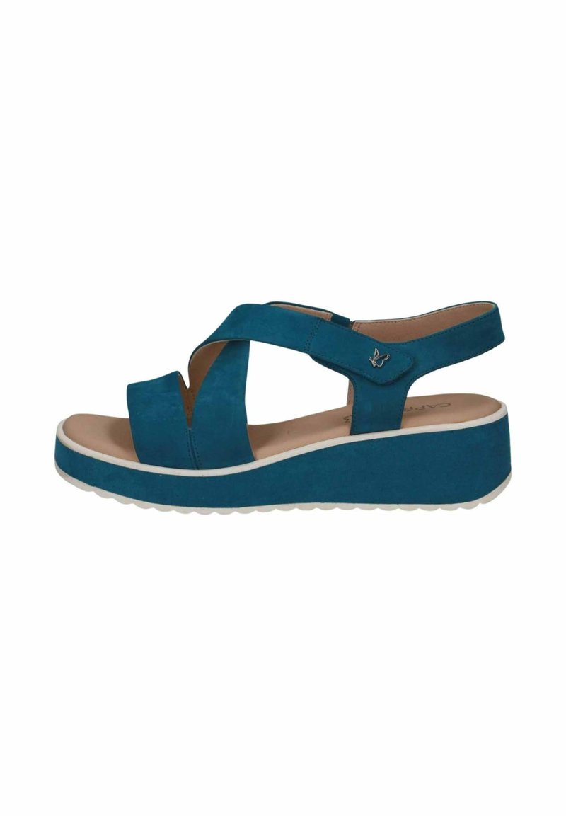 Tyrkysové semišové klínové sandály mají křížové popruhy, zadní pásek a kontrastní bílou podrážku. Design klade důraz na pohodlí a stabilitu.