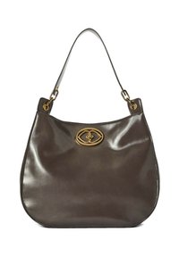 Borsa a spalla in pelle marrone con una texture lucida, logo in metallo dorato ovale e una robusta cinghia singola, caratterizzata da una forma morbida e arrotondata.