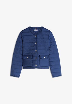 Tmavě modrá prošívaná bunda s kulatým výstřihem, zapínáním na druky, dvěma předními klopovými kapsami a dlouhými rukávy.