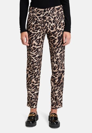 Leopardprint broek in beige en zwart met een slim fit. Voorzien van een knoopsluiting en zakken. Gecombineerd met zwarte schoenen met gouden accenten.