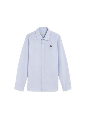 Camisa de manga larga azul claro hecha de algodón, con cuello de solapa, cierre de botones en la parte delantera y un pequeño logotipo de calavera negra en el pecho.