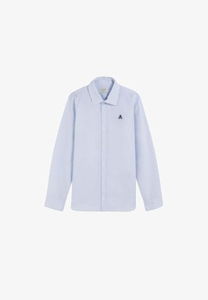 Camisa de manga larga azul claro hecha de algodón, con cuello de solapa, cierre de botones en la parte delantera y un pequeño logotipo de calavera negra en el pecho.