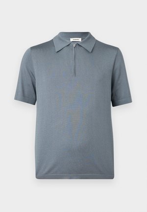 Grijs poloshirt met korte mouwen, een kraag en een rits aan de voorkant, weergegeven op een witte achtergrond.