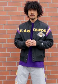 New Era NBA LOS ANGELES LAKERS PANEL BOMBER - Športne kratke hlače - black