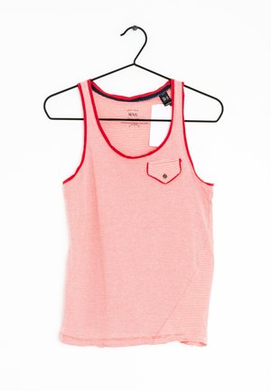 Červeno-bílý pruhovaný tílko s malou kapsičkou na hrudi a kontrastním červeným lemem kolem krku a průramků. Visí na černém háčku.