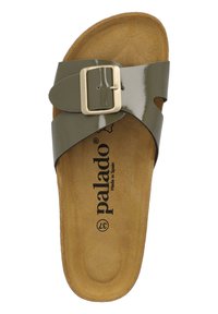 Olive'owa zielona sandał z lakierowanej skóry, z szerokim paskiem i złotą klamrą. Jasnobrązowa, wyściełana wkładka z brandingiem "palado". Płaska podeszwa.
