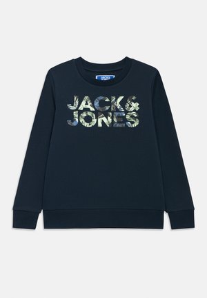 Tmavě modrá mikina s nápisem "JACK & JONES" v texturovaných, barevných písmech. Vyrobena z měkké látky, s kulatým výstřihem a dlouhými rukávy.