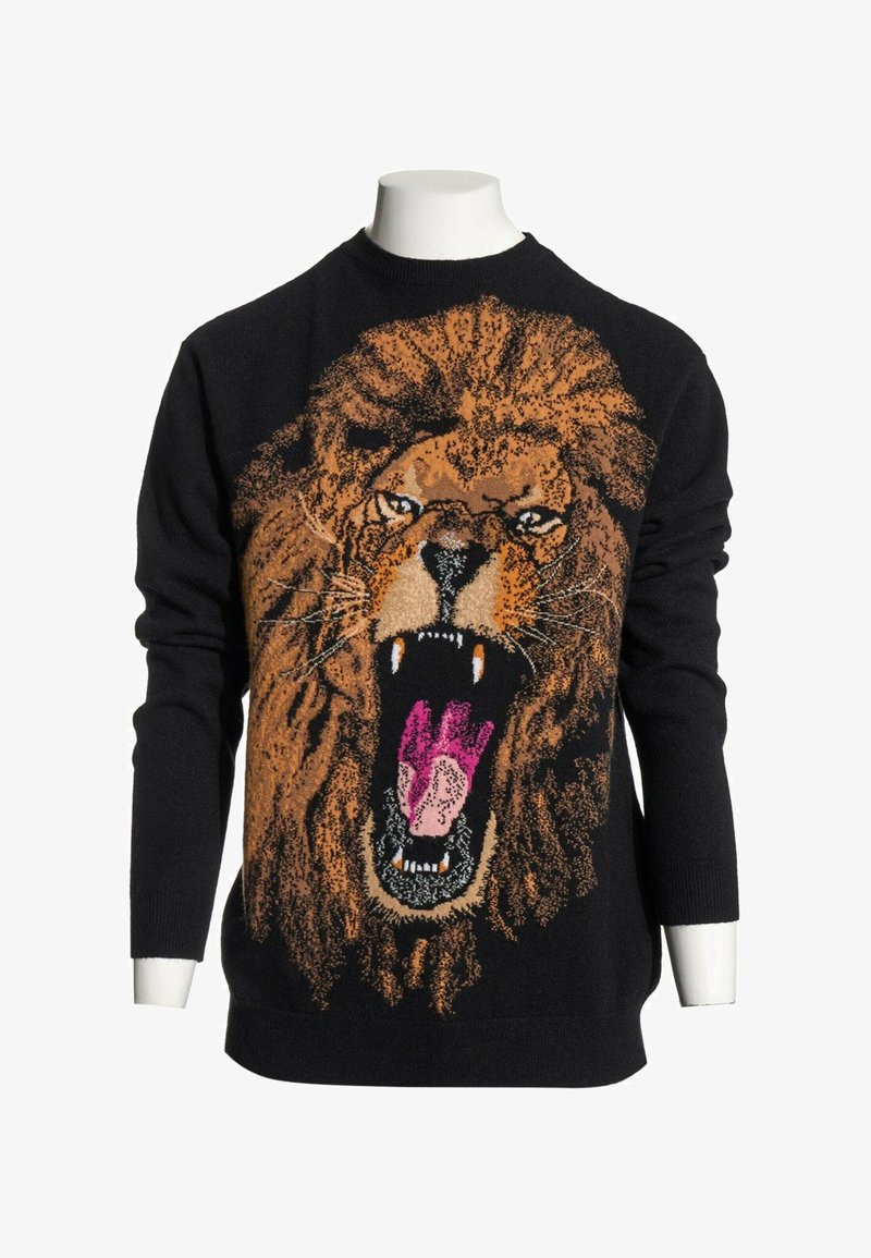 Pull noir à manches longues présentant un grand visage de lion rugissant détaillé en marron, orange et rose sur le devant.