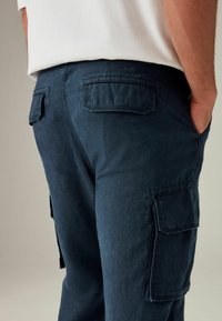 Next REGULAR FIT TAPERED LEG LINEN - Oldalzsebes nadrágok - navy blue