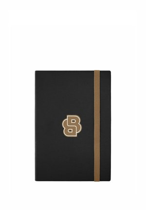 Czarny, zamknięty notes z beżową elastyczną opaską i beżowym stylizowanym logo "B" wyśrodkowanym na przedniej okładce na białym tle.