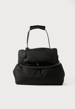 Sort nylon taske med en struktureret form, der har et læderhåndtag, topklaplukning og en glat overflade. Accentueret med en remdetalje.