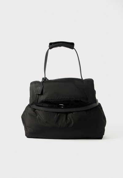 Sac en nylon noir au design structuré, doté d'une poignée en cuir, d'une fermeture à rabat sur le dessus et d'une texture lisse. Agrémenté d'un détail ceinturé.