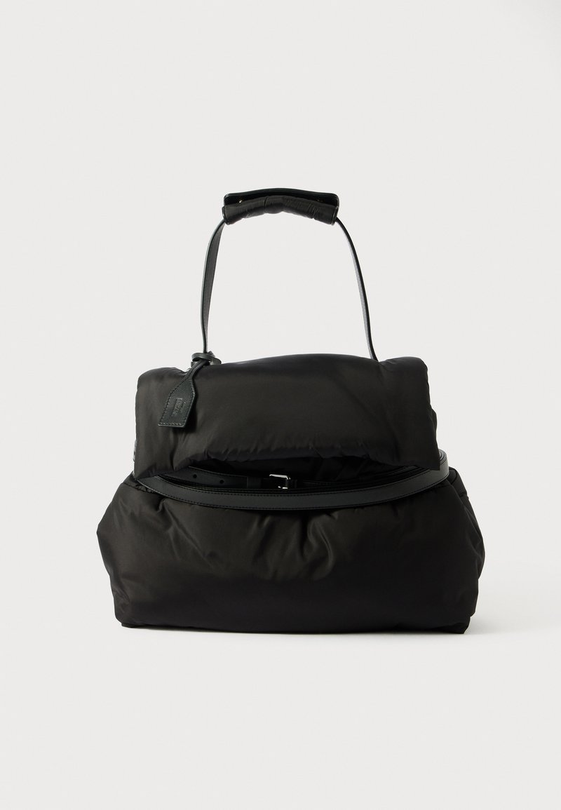 Zwarte nylon tas met een gestructureerde vorm, voorzien van een leren handvat, sluiting met bovenklep en een gladde textuur. Verfraaid met een riemdetail.