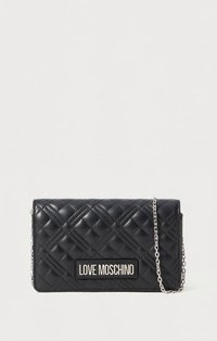 Črna odebeljena denarnica iz sintetičnega usnja s srebrno verižico, na črni ploščici z izstopajočim napisom "LOVE MOSCHINO".
