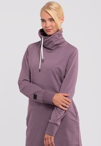 Lila Hoodie-Kleid mit hohem, gefaltetem Kragen, weißen Kordeln und gerippten Bündchen. Hat einen seitlichen Schlitz und ein schwarzes Etikett am Ärmel.