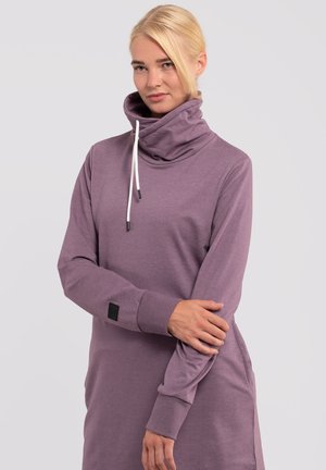 Lila Hoodie-Kleid mit hohem, gefaltetem Kragen, weißen Kordeln und gerippten Bündchen. Hat einen seitlichen Schlitz und ein schwarzes Etikett am Ärmel.