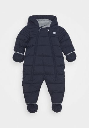 Combinaison de neige bleu marine à capuche pour bébé avec moufles et chaussons rembourrés, double fermeture éclair devant et petit logo blanc sur la poitrine.