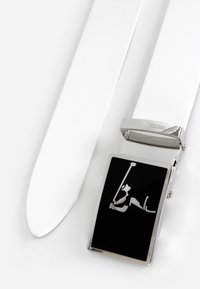 Weißer Leder-Gürtel mit einer rechteckigen schwarzen Metallschnalle, die ein silbernes Design aufweist. Einfaches, elegantes Design mit glänzenden Akzenten und glatter Oberfläche.