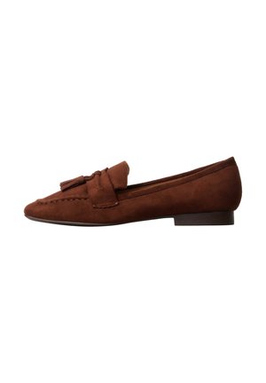 Mocassin en daim marron avec détail pompon et petit talon, présenté de profil sur fond blanc.