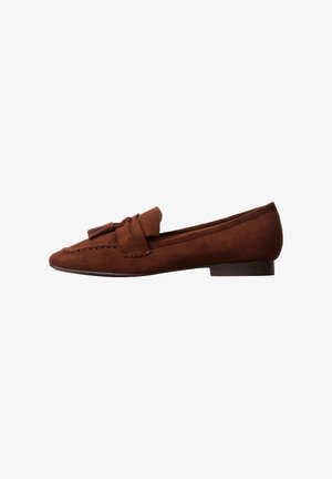 Bruine suède loafer met kwastdetail en lage hak, zijaanzicht op een witte achtergrond.