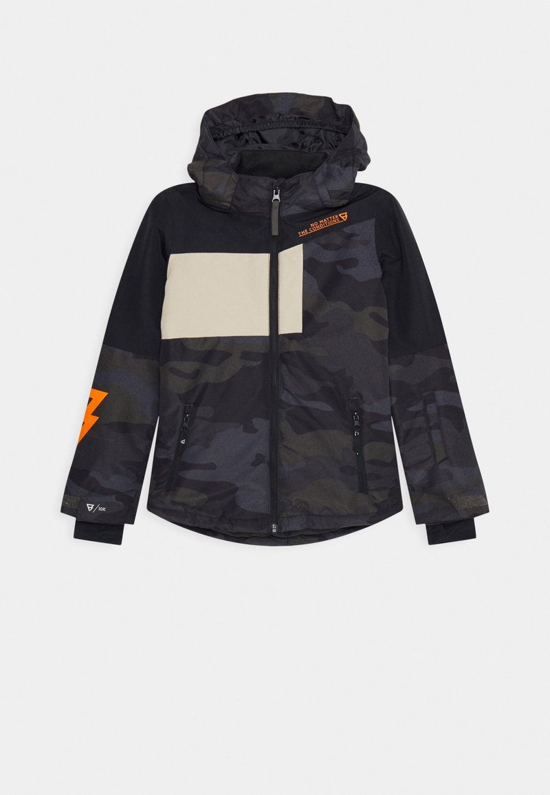 Veste à capuche camouflage noire et grise avec panneau beige sur la poitrine, éclair orange sur la manche, poches zippées et texte « No Matter the Conditions ».