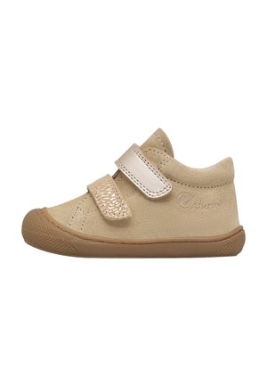 Scarpa per bambini in suede beige con suola in gomma. Presenta due fasce in velcro, una delle quali con un motivo stampato e un logo sul lato.