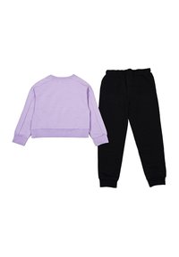 Felpa a maniche lunghe viola corta e pantaloni neri. Entrambi gli articoli sono realizzati in tessuto morbido; i pantaloni hanno una vita elasticizzata.