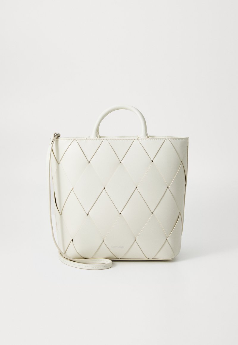 Borsa tote bianca in pelle con motivo a diamante trapuntato, manici superiori robusti e una tracolla staccabile per opzioni di trasporto versatili.