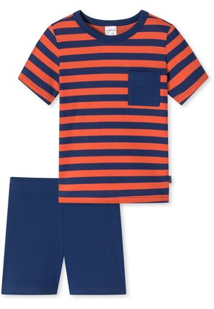 T-shirt in cotone a righe blu e arancione, con tasca. Abbinato a pantaloni corti blu uni. Entrambi presentano una texture morbida e un design casual.