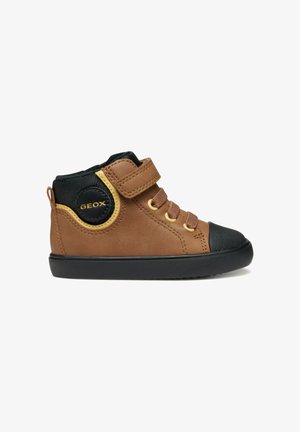Brune og sorte høje sneakers til småbørn med velcrolukning, snørebånd, sort sål og GEOX-logo på siden nær anklen.