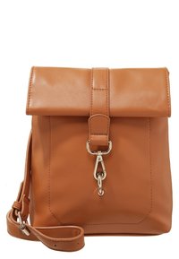 Borsa a tracolla in pelle tan con pattina pieghevole, accessori in argento e tracolla rimovibile. Presenta una texture liscia e cuciture minime.