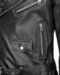 Schwarze Motorradlederjacke mit mehreren Reißverschlusstaschen, einer Druckknopf-Pattentasche und einem Gürtelbund. Glatte Textur und taillierte Passform.
