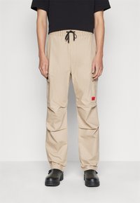 HUGO GARLO - Oldalzsebes nadrágok - medium beige