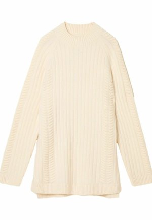 Cremefarbener Rippstrickpullover mit hohem Kragen, überschnittenen Schultern und strukturierten Details. Der Stoff ist weich und grob, bietet Wärme.