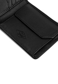 Černá kožená peněženka s hladkou texturou a klopovým uzávěrem. Obsahuje vyražené logo a kompaktní design pro uložení karet.