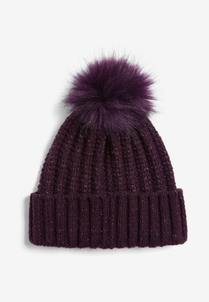 Strikket lilla hue med en ribbet design, der har en stor fake fur pom-pom på toppen og en foldet kant for ekstra varme.