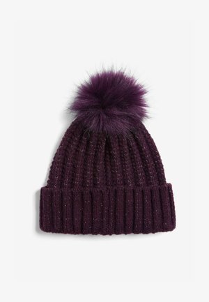 Strikket lilla hue med en ribbet design, der har en stor fake fur pom-pom på toppen og en foldet kant for ekstra varme.