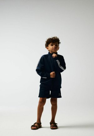Name it Vetoketjullinen college - dark sapphire