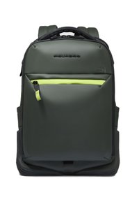 Mochila verde oscuro hecha de material resistente, con un bolsillo frontal con cremallera verde neón, correas acolchadas para los hombros y un diseño estructurado.