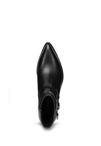 Schwarzer Leder-Stiefelette mit spitz zulaufender Zehe und seitlichen Schnallenriemen, von oben auf weißem Hintergrund betrachtet.
