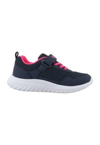 Baskets de sport bleu marine avec des accents roses, présentant une tige en mesh, une semelle en caoutchouc blanche et une sangle à velcro pour un maintien sécurisé.