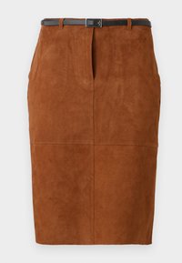 Gonna a tubino in suede marrone con una forma aderente, dettagli di cucitura e una cintura in pelle nera con una fibbia quadrata.