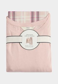 Helle rosa Pyjamas aus reiner Baumwolle mit langen Ärmeln, die eine kariierte Musterung auf der Hose aufweisen, gesichert mit einem schwarz-weißen Band.