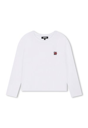 Camisa corta de manga larga blanca fabricada en algodón, presenta un pequeño logo DKNY en negro y rojo en el área del pecho izquierdo. Textura suave.