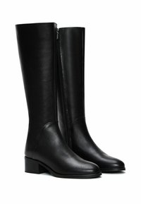 Bottes noires en cuir montant jusqu'au genou, avec une finition lisse, fermeture éclair latérale, talon bloc et design à bout rond.