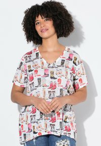 V-hals t-shirt van lichte stof met een kleurrijk laarzenpatroon. Korte mouwen, ontspannen pasvorm, met verschillende laarzenontwerpen in meerdere kleuren.